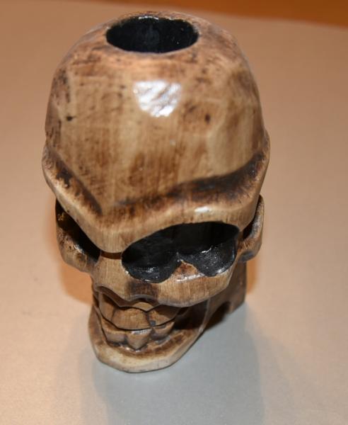 Totenkopf-Kerzenständer